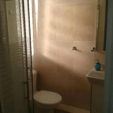 Belle Avec Sanitaires Privatifs * Paris
